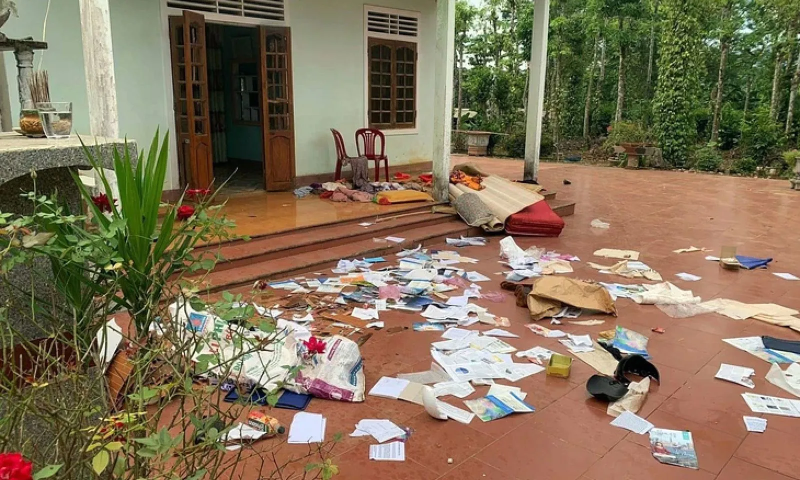 Chồng say rượu phá cửa, ném đồ đạc ra sân khiến vợ phải bỏ chạy cầu cứu công an