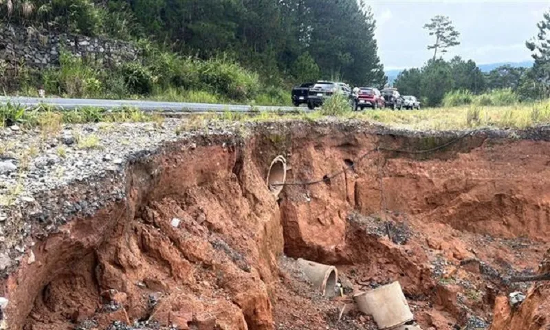 Sạt lở đất nghiêm trọng trên đường ĐT755B ở Đồng Nai sau mưa lớn