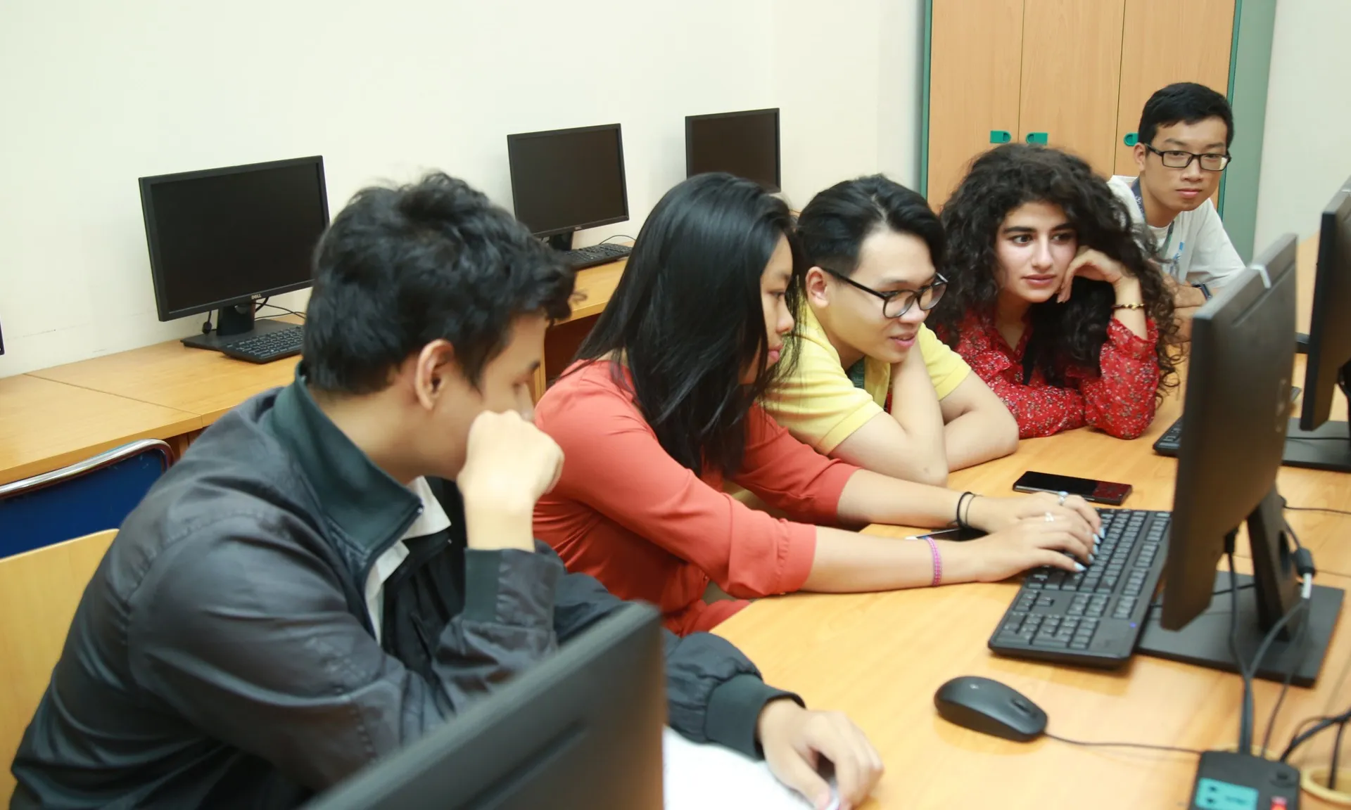 sinh-vien-truong-dhqt-150725