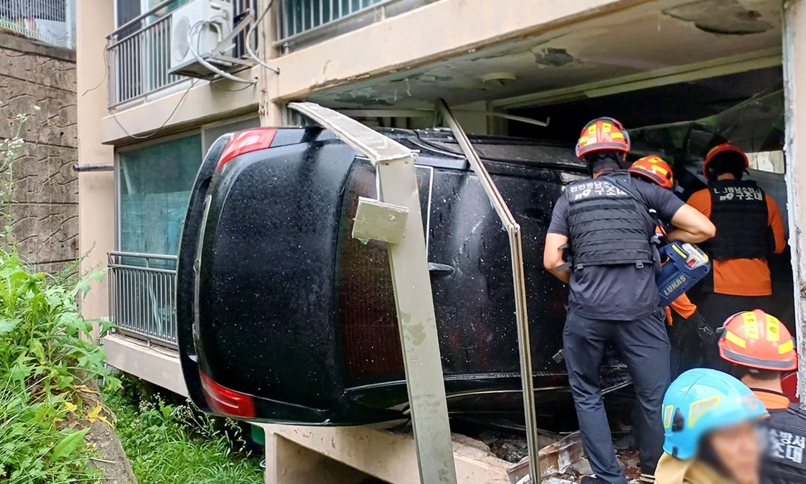 Xe ô tô gặp tai nạn, đâm xuyên qua ban công chung cư