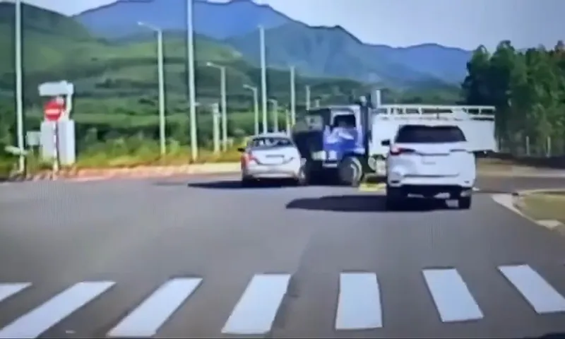 Tài xê xe tải bị che khuất tầm nhìn dẫn đến xử lý không kịp đã đâm vào ô tô