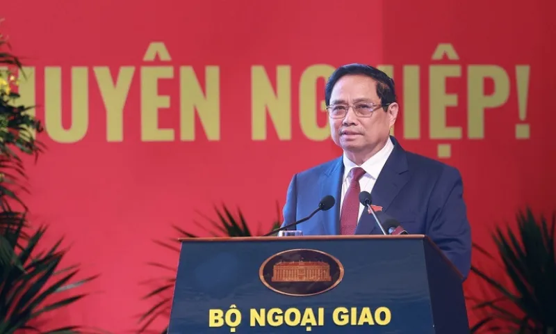 Thủ tướng: Ngoại giao phải tiên phong, khát vọng lớn, đổi mới mạnh mẽ