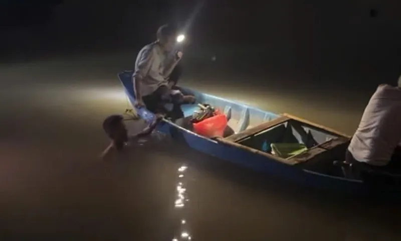 tim kiếm nạn nhân trong đêm