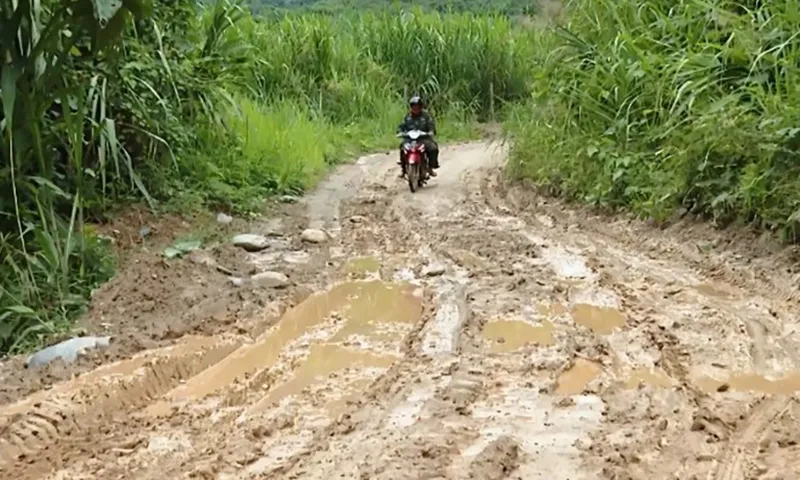 Tuyến đường độc đạo vùng biên giới hư hỏng nặng, chờ sửa chữa