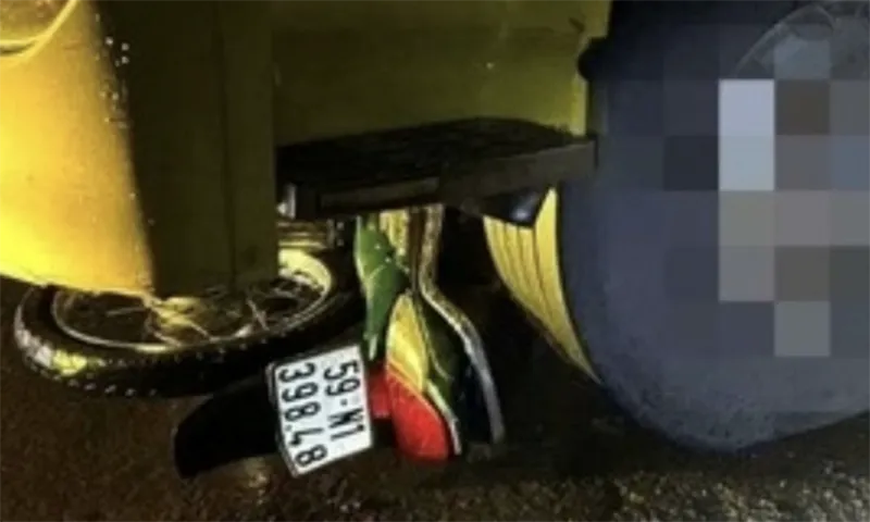 Đêm khuya, nam thanh niên đi xe máy va chạm, ngã vào gầm xe tải tử vong