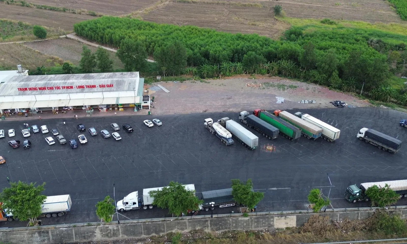 Bộ Xây dựng yêu cầu đẩy nhanh tiến độ các trạm dừng nghỉ, điều hành giao thông cao tốc Bắc-Nam
