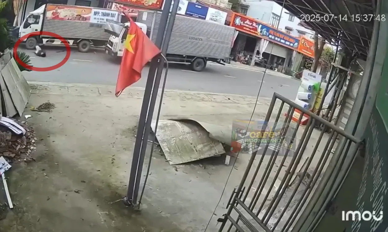 Video clip: Va chạm liên hoàn giữa ba xe tải tại Thanh Hóa, một người đi đường suýt chết