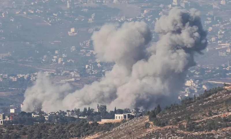 Khói bốc lên ở khu vực miền nam Lebanon, gần biên giới với Israel - Ảnh Reuters