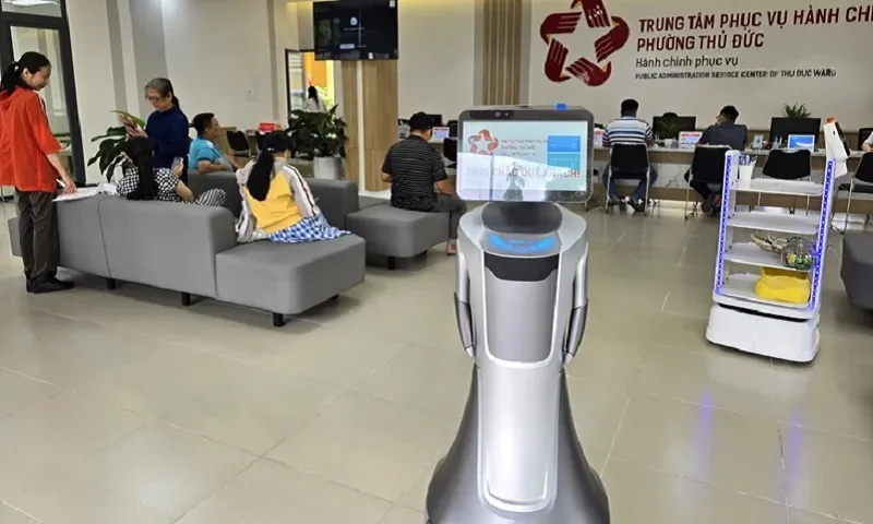 robot phục vụ người dân đến làm thủ tục hành chính tại Trung tâm phục vụ hành chính công phường Thủ Đức - Ảnh T