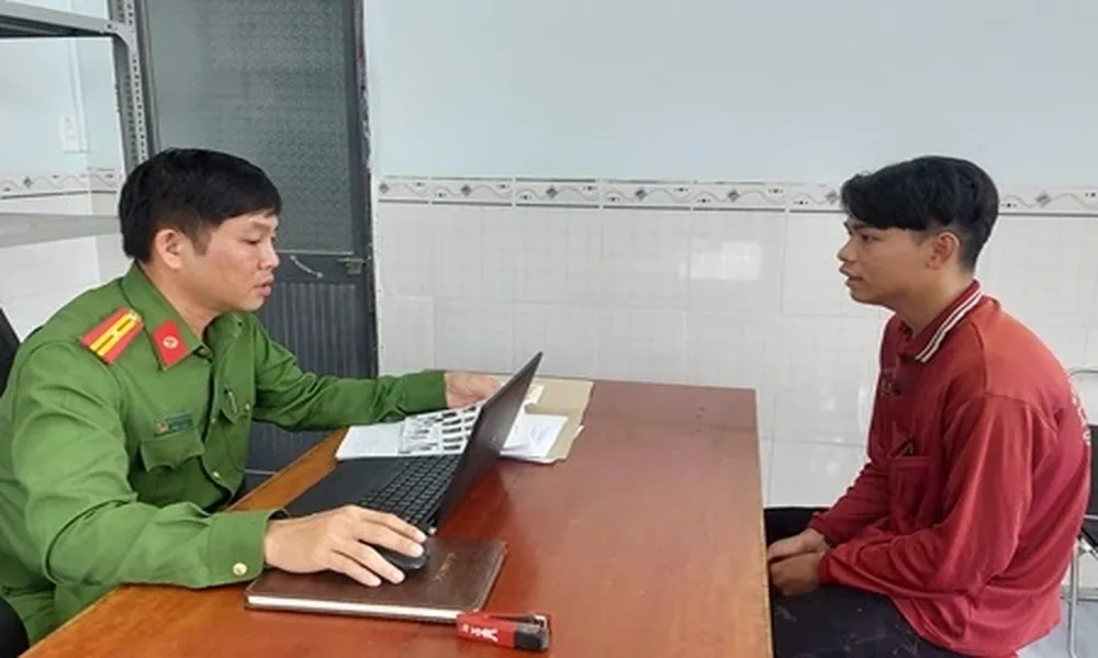 Cự cãi trên đường vì tiếng pô, nam sinh đâm người rồi bỏ trốn