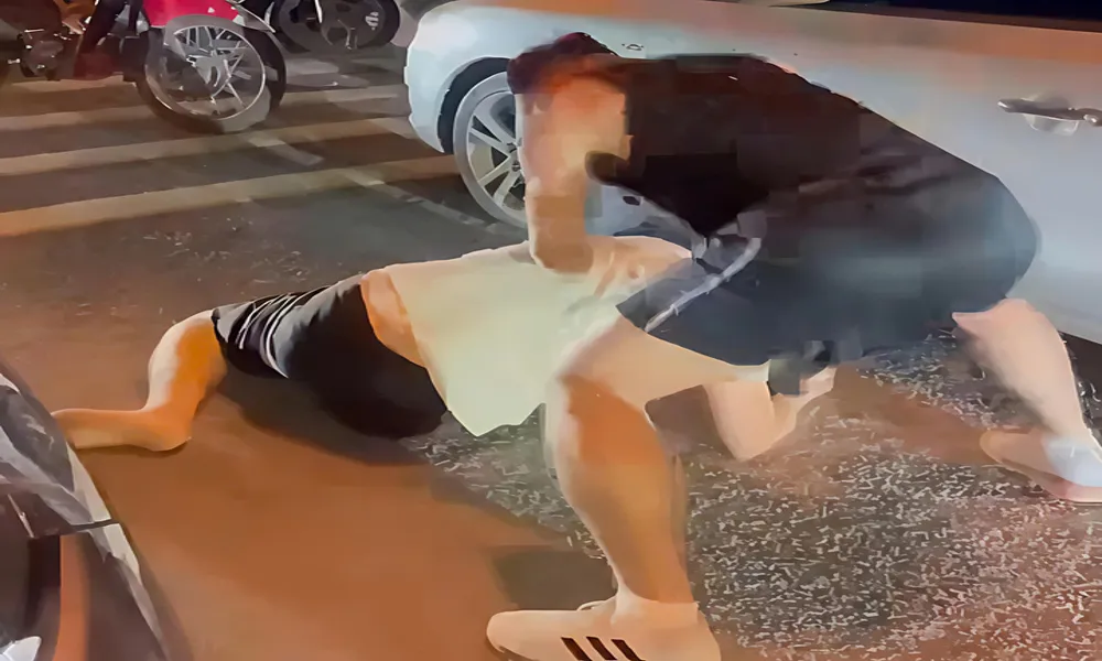 Tài xế ô tô bị hành hung giữa phố vì không nhường đường