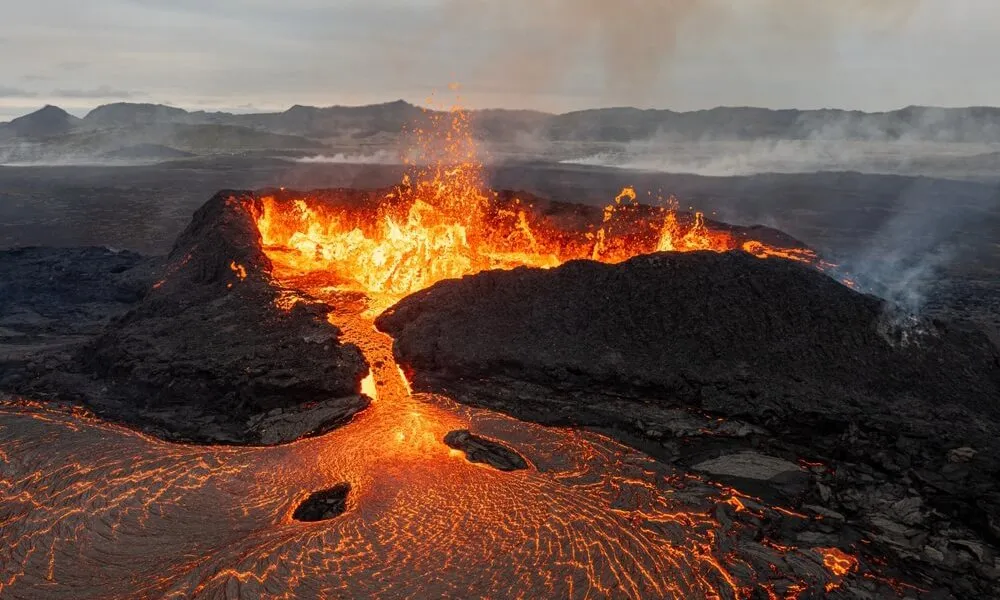 Iceland: Núi lửa Reykjanes lại phun trào, dung nham rực sáng bầu trời Tây Nam đảo quốc
