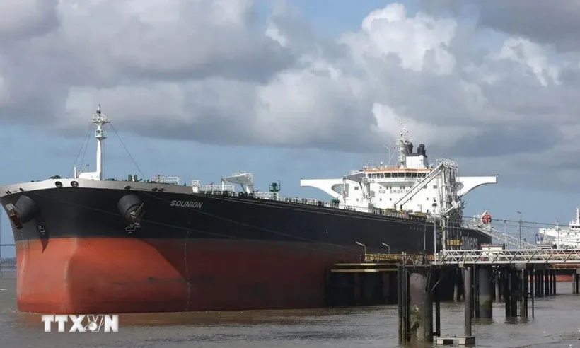 Iran bắt giữ tàu chở dầu nước ngoài nghi buôn lậu 2 triệu lít nhiên liệu