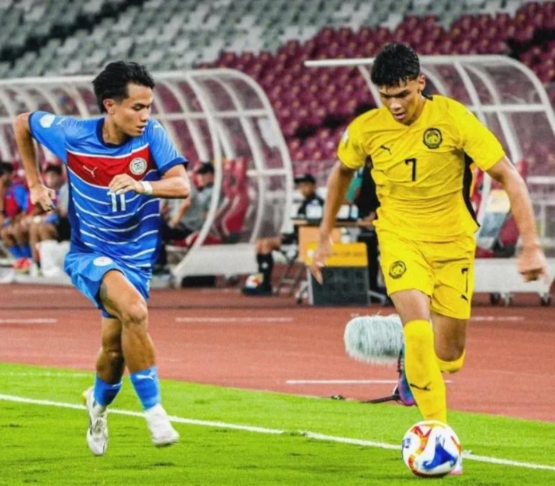U23 Malaysia (áo vàng) thua Philippines 0-2 ở lượt ra quân bảng A U23 Đông Nam Á 2025 (Ảnh: MalaysiaNT)