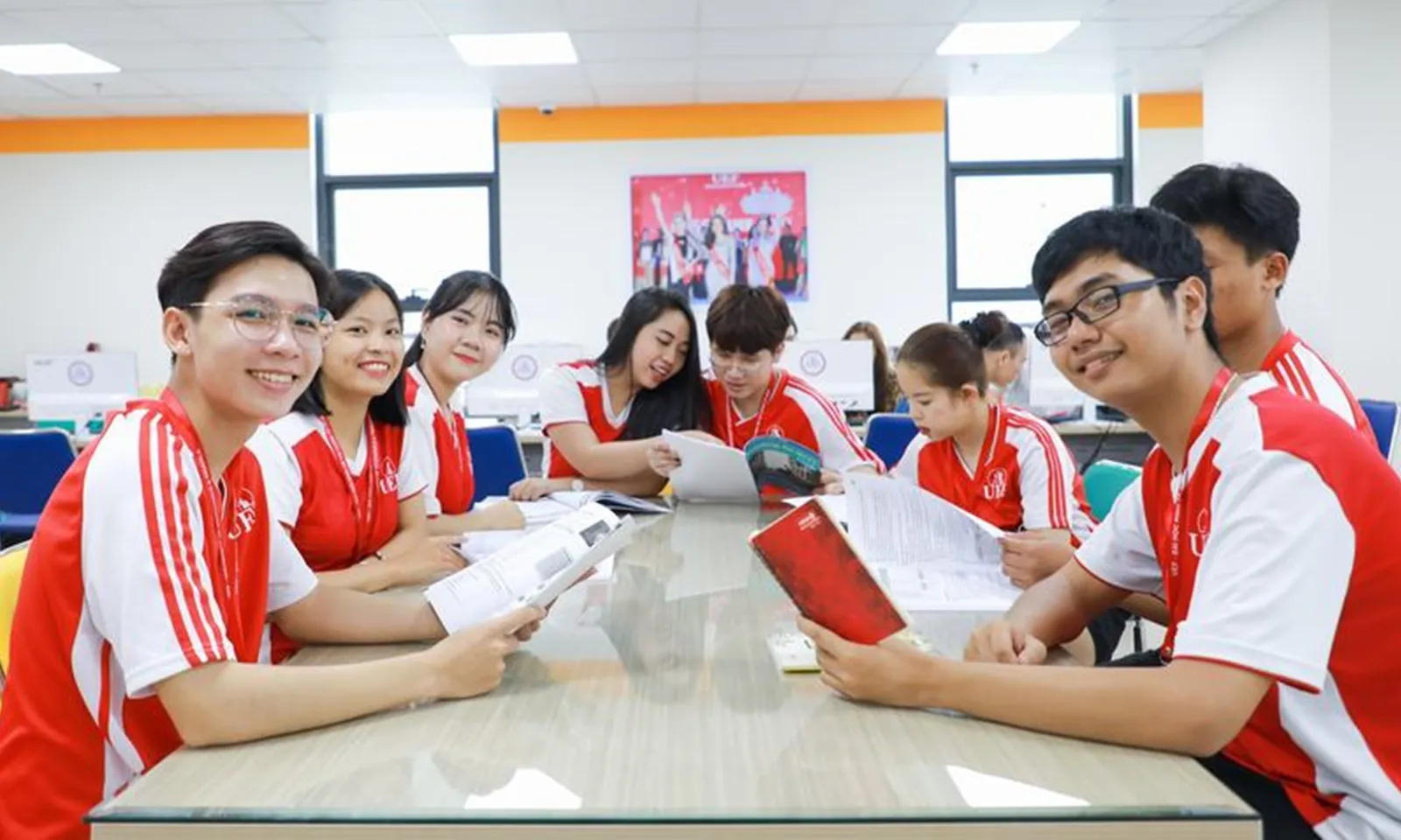 Điểm sàn xét tuyển trường Đại học Kinh tế - Tài chính TPHCM giảm mạnh