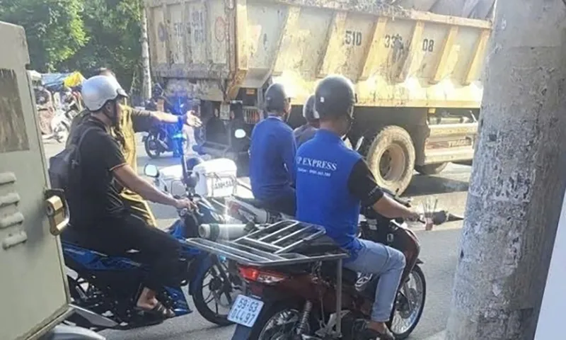 Vào cua quẹo, người phụ nữ đi xe máy  tử vong dưới bánh xe ben