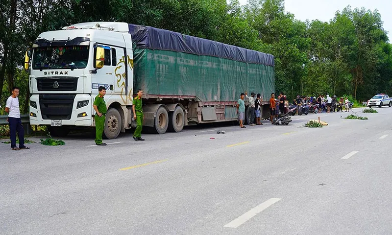 Xe máy lao vào xe đầu kéo đậu bên đường, người đàn ông tử vong thương tâm