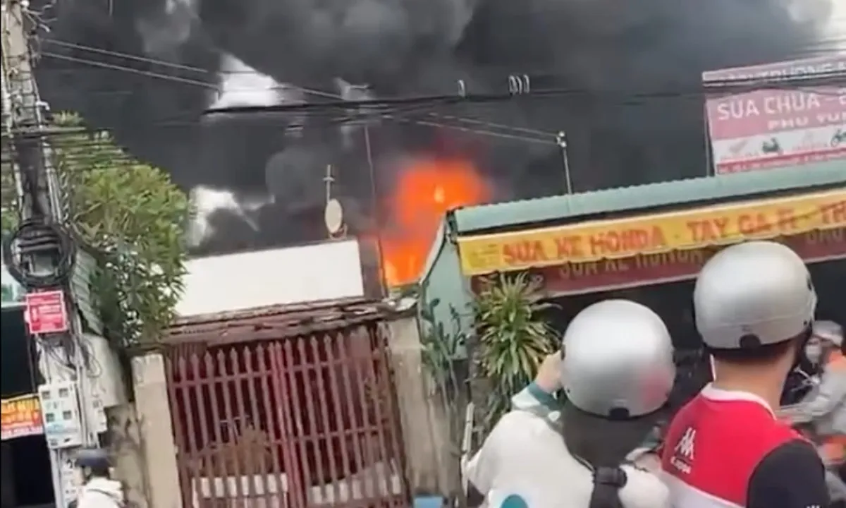 Cháy lớn xưởng sơn rộng 1.000 mét vuông tại TPHCM