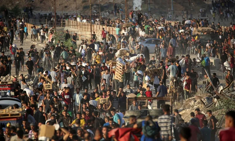 Đám đông người Palestine tập trung tại một điểm phân phối cứu trợ của GHF ở Gaza ngày 256 - Ảnh AFP