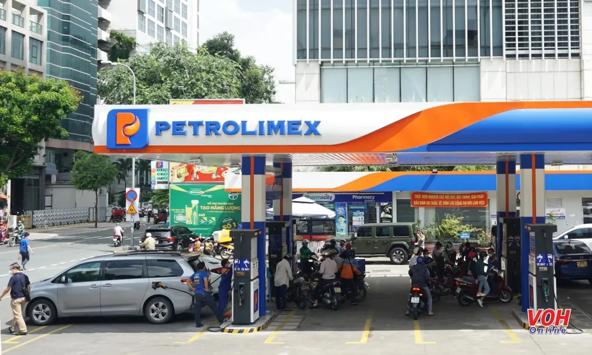 Giá xăng RON95 giảm xuống dưới 20.000 đồng/lít