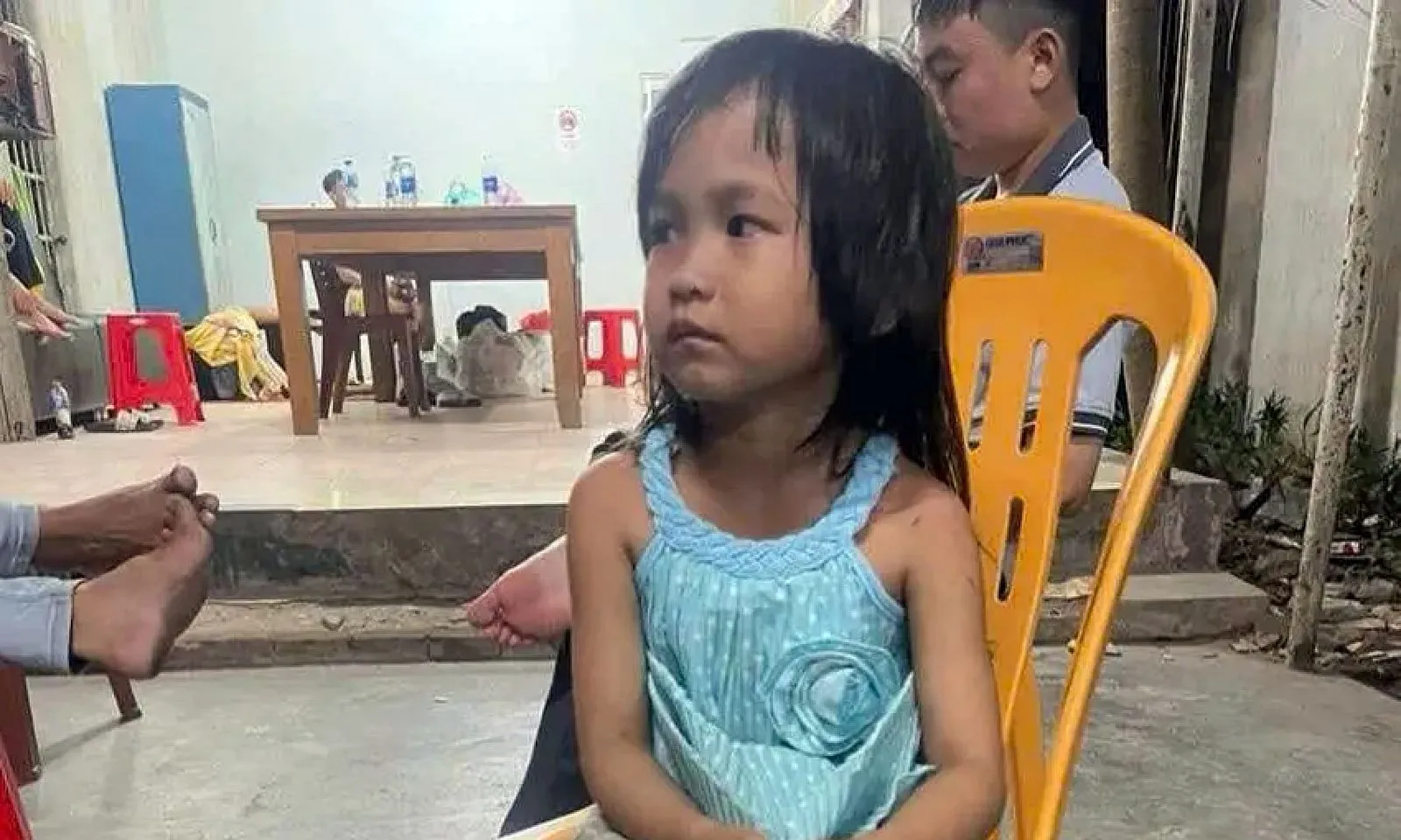 TPHCM: Bé gái 4 tuổi lạc vào quán cà phê, hơn một tuần chưa ai đến nhận