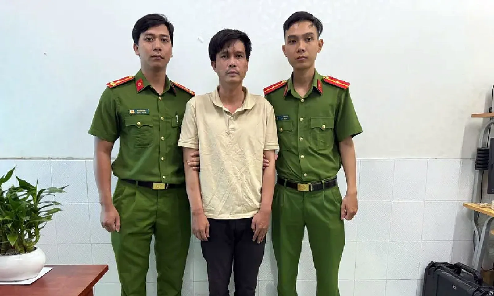 TPHCM: Bắt người đàn ông giả vờ mua hàng rồi cướp tiền của bé gái 11 tuổi