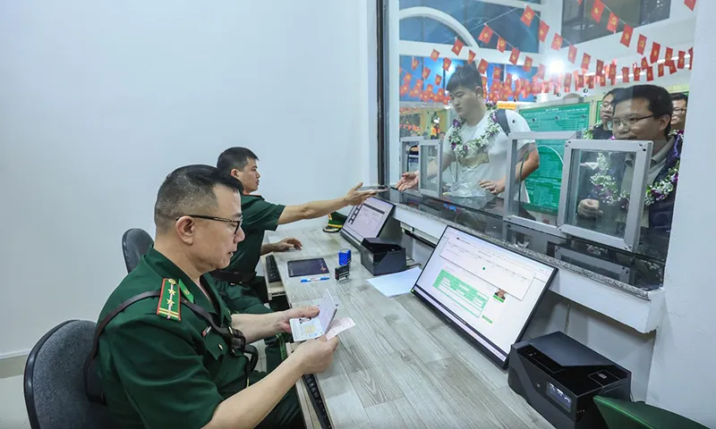 Làm thủ tục xuất nhập cảnh tai ga Đồng Đông cho khách đi tàu quốc tế Gia Lâm Nam Ninh