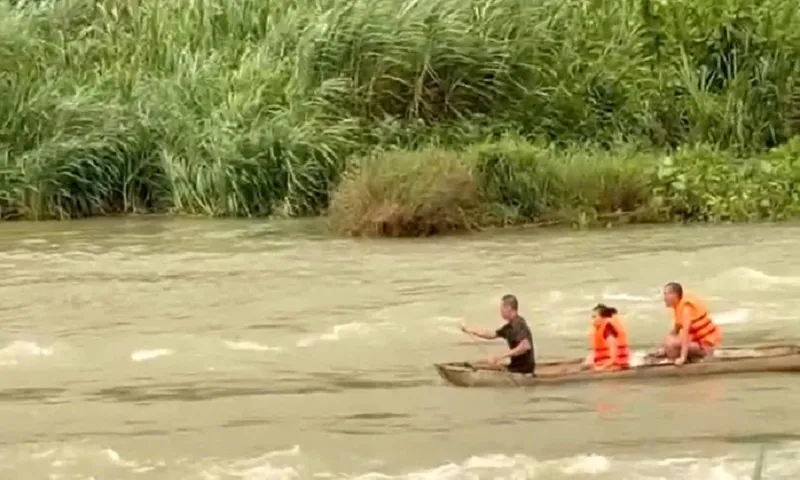 Lâm Đồng: Giải cứu thành công 3 người mắc kẹt giữa hồ thủy điện Đồng Nai 2 do nước lũ dâng cao