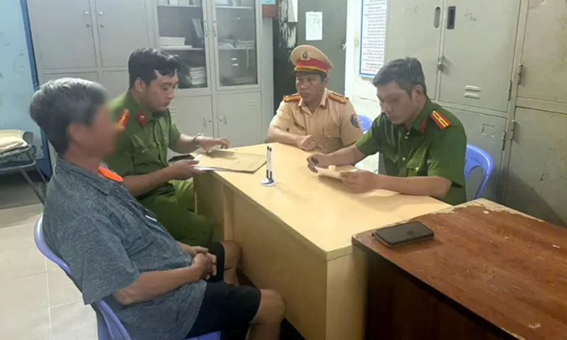 Ông T.Q.T làm việc với lực lượng chức năng. Ảnh PC08