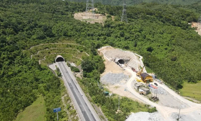 Thông hầm Đèo Ngang thứ hai nằm bên trái của ống hầm thứ nhất