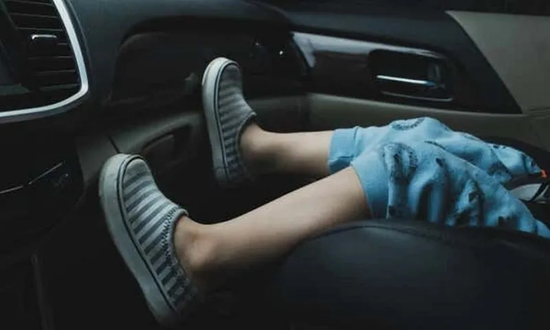 Hai bé trai ngộ độc khí ôtô, chưa xác định nguồn khí gây độc 