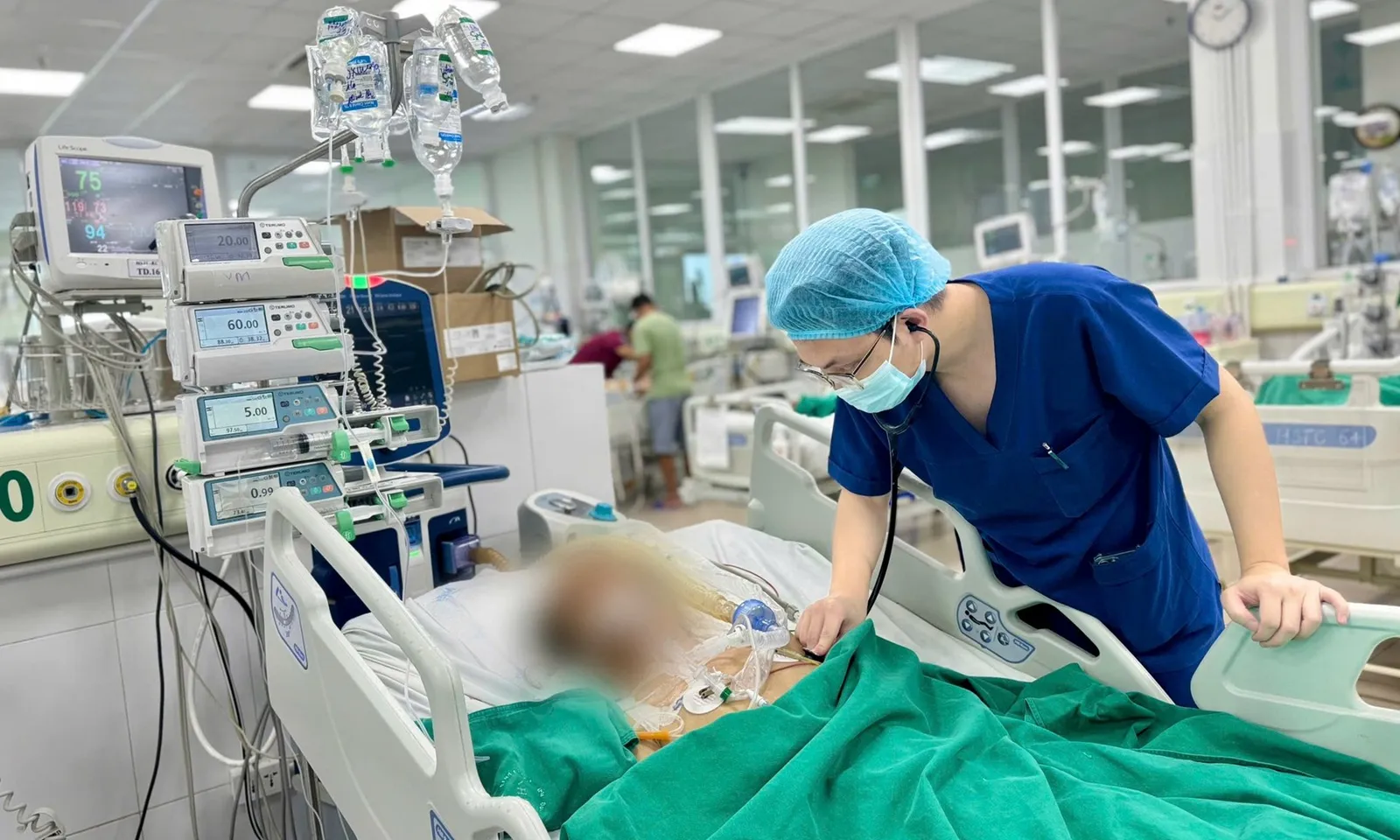 Uống cả lít rượu mỗi ngày trong thời gian dài, nhiều người mắc xơ gan nguy kịch