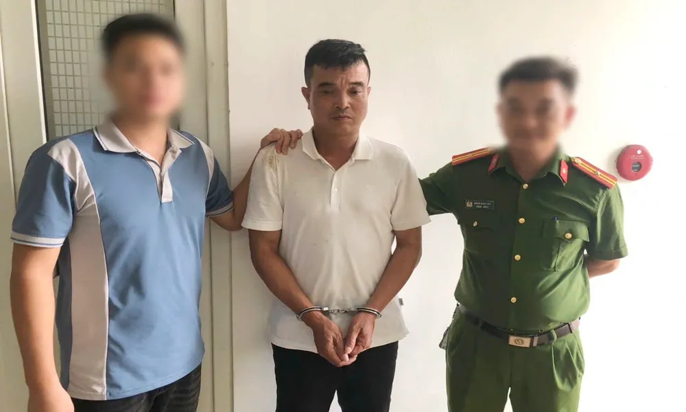 Bé gái ở nhà một mình, bị kẻ giả bác sĩ tìm cách xâm hại