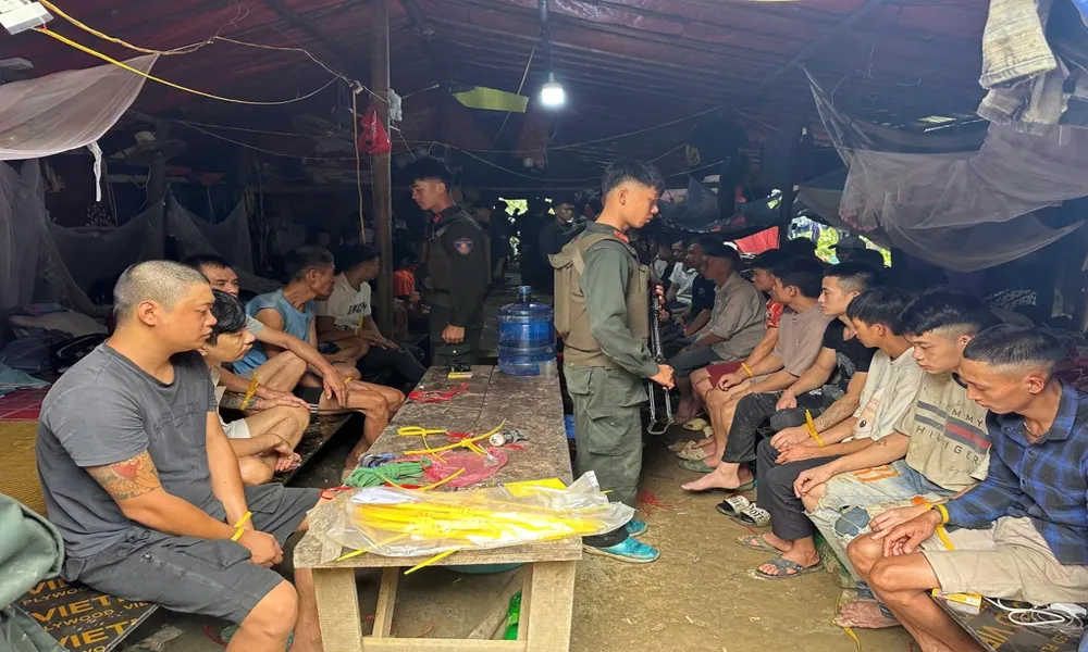 Phá đường dây khai thác vàng lậu, bắt giữ gần 60 đối tượng