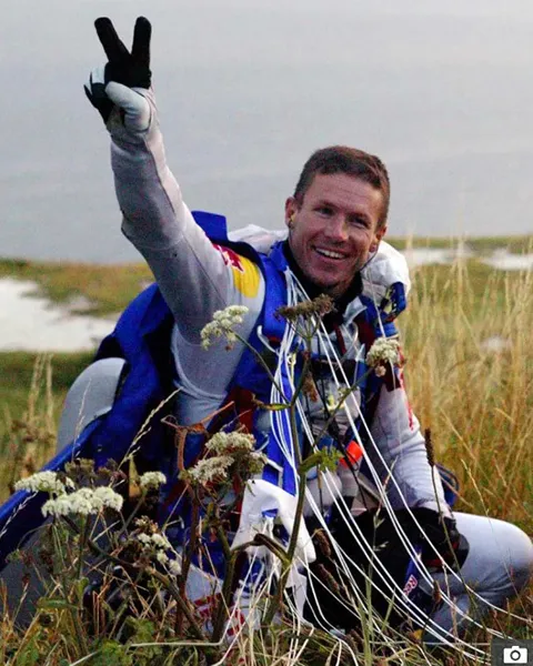 Baumgartner đạt được tốc độ đáng kinh ngạc khi trở về từ cú nhảy không gian của mình Nguồn Reuters