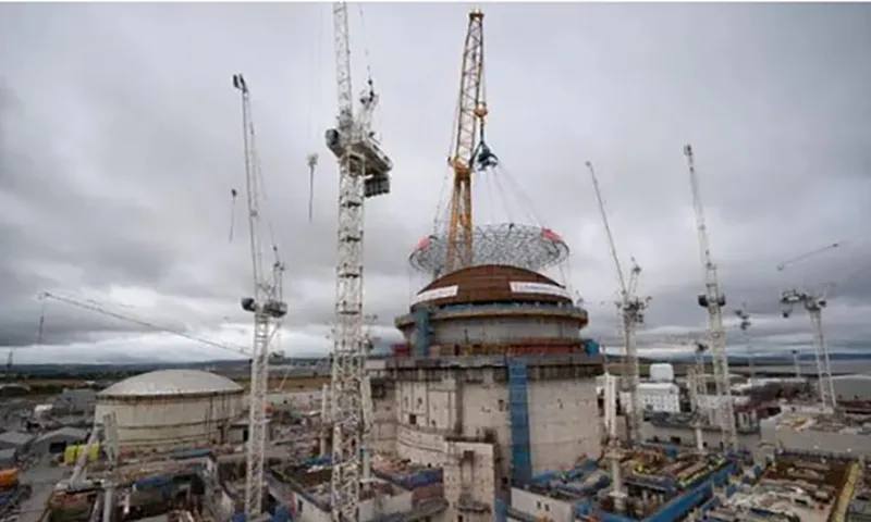 Cần cẩu lớn nhất thế giới Big Carl  nâng mái vòm nặng 245 tấn