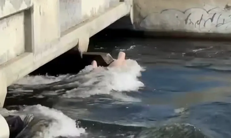 Cảnh sát được kêu ứng phó khẩn cấp để cứu “búp bê bơm hơi”