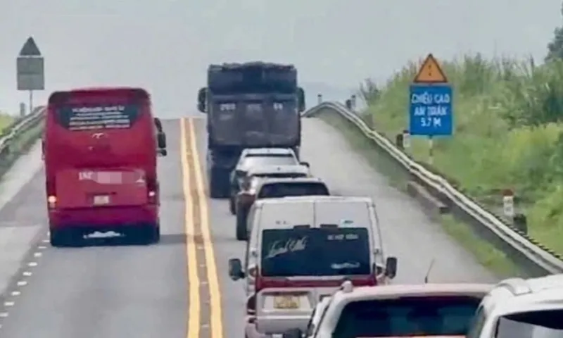 Xe khách lấn làn, vượt ẩu sang làn đường ngược chiều trên cao tốc gây nguy hiểm - Ảnh CACC
