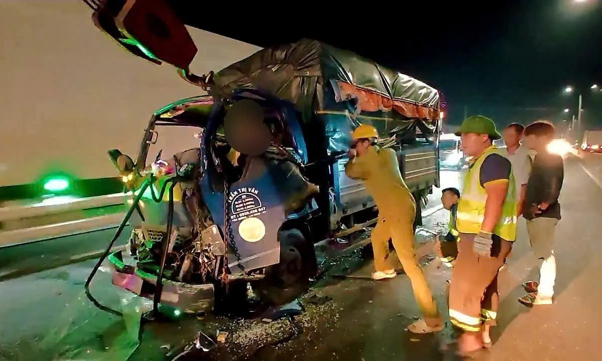 Xe tải đụng xe giường nằm trên đường dẫn cao tốc TPHCM – Trung Lương, tài xế kẹt trong cabin