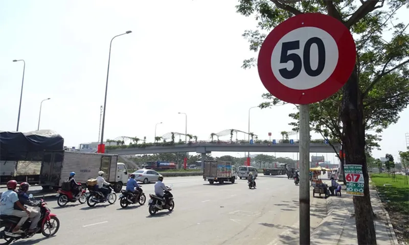 Bảng tốc độ tối đa cho phép đi trên đường có gắn bảng - Ảnh minh họa