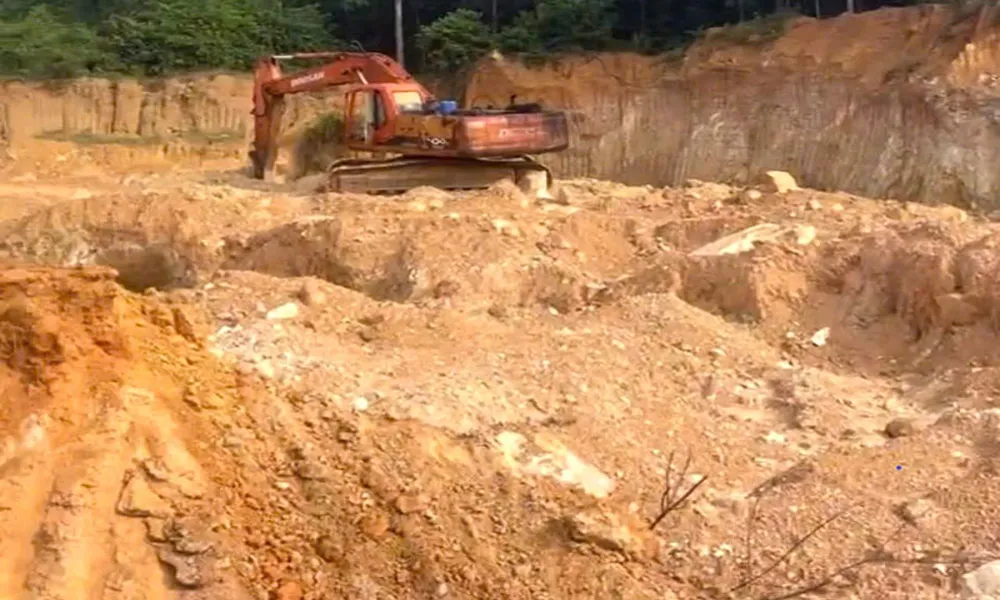 Bắt quả tang khai thác đất trái phép tại Hòn Vọng Phu Núi Bà, Gia Lai