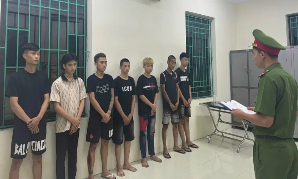 Gần 40 thanh thiếu niên tụ tập gây rối, ném chai bia làm vỡ kính ôtô