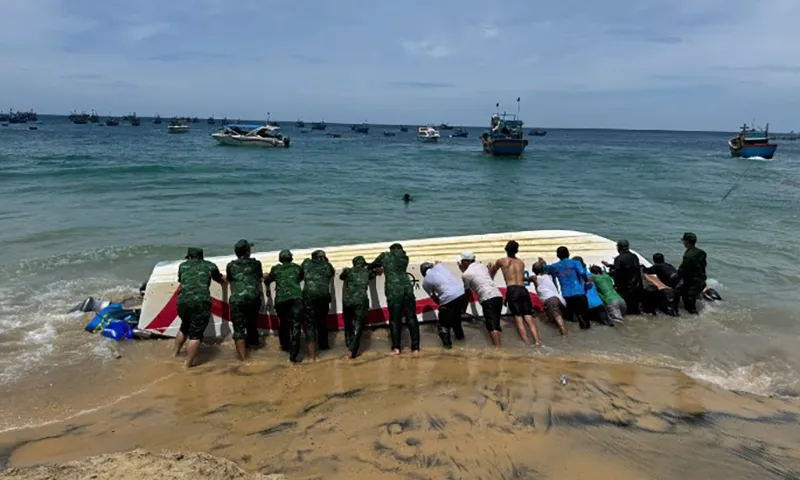 Cano bị sóng đánh lật úp được đưa vào bờ