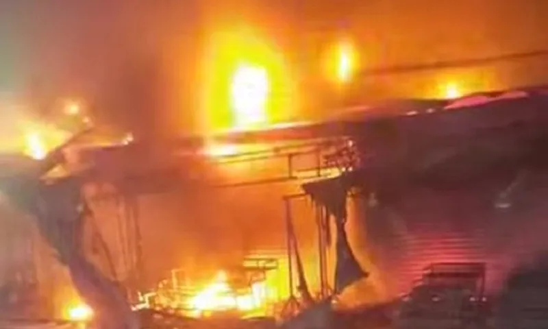 Cháy lớn xưởng nhựa ở Quảng Ngãi