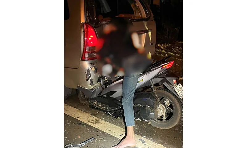 Lao vào đuôi ô tô đang đậu, nam thanh niên đi xe máy tử vong tại chỗ