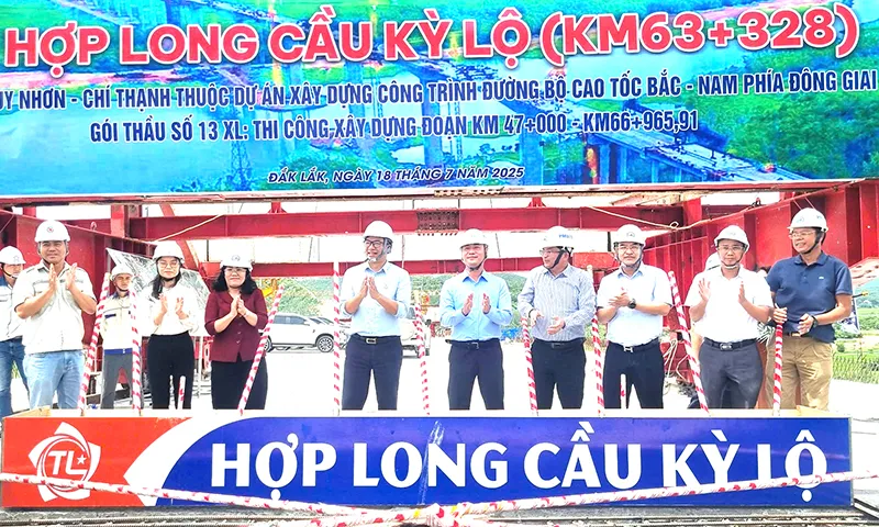 Hợp long cầu Kỳ Lộ dài nhất cao tốc Quy Nhơn - Chí Thạnh
