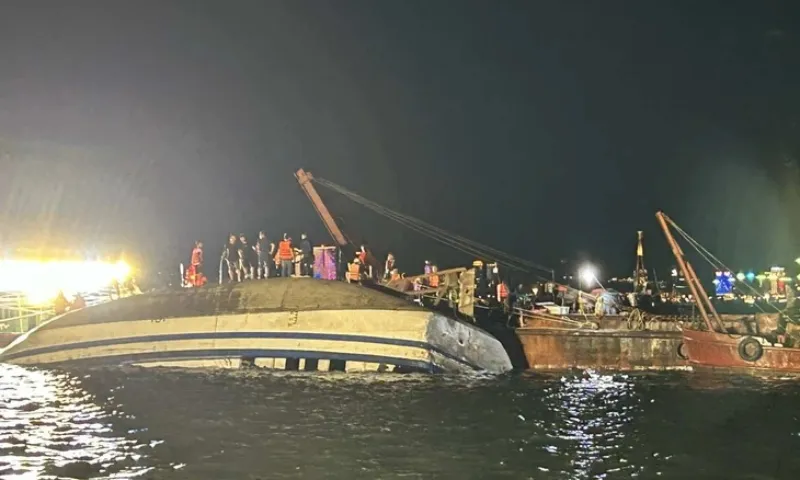 Lật tàu trên vịnh Hạ Long: 27 người chết, 11 người được cứu sống