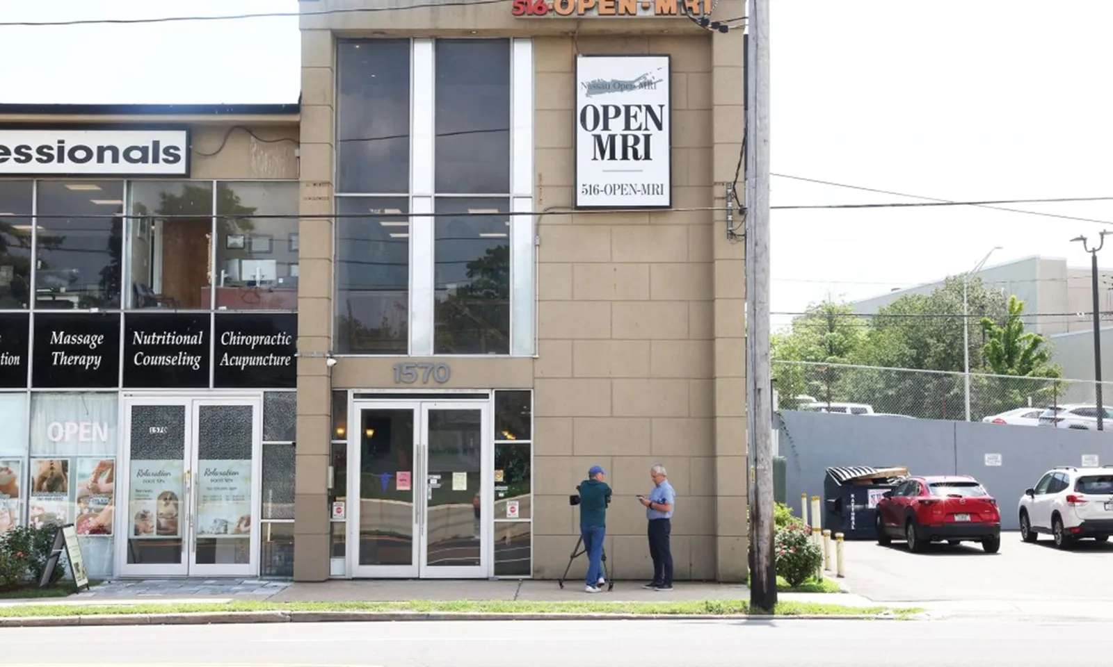 Đeo sợi dây chuyền kim loại lớn, người đàn ông bị hút vào máy chụp MRI tử vong