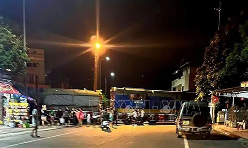 Đi bộ băng qua đường ray bị tàu hỏa chở than cán tử vong