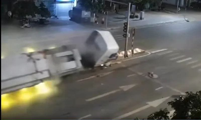 Xe container từ từ leo lên dải phân cách lật nghiêng, nghi tài xế ngủ gật?